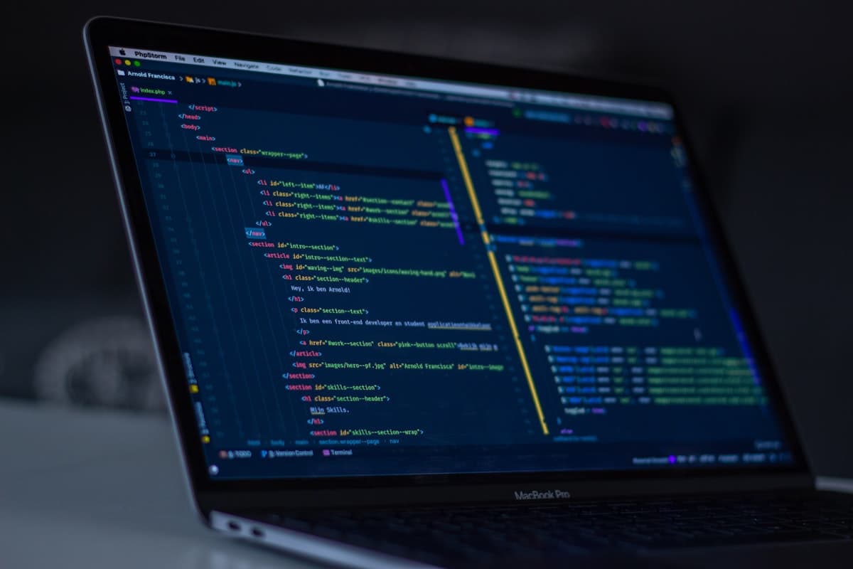 Code source moderne sur écran de développeur